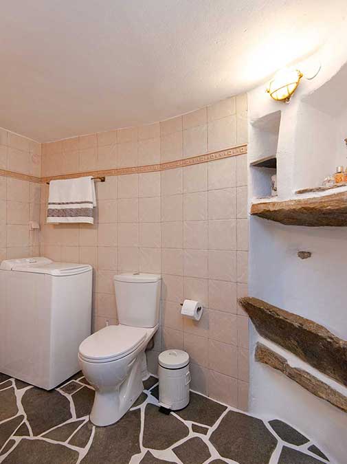 Το μπάνιο της κατοικίας δίπλα στον Ανεμόμυλο