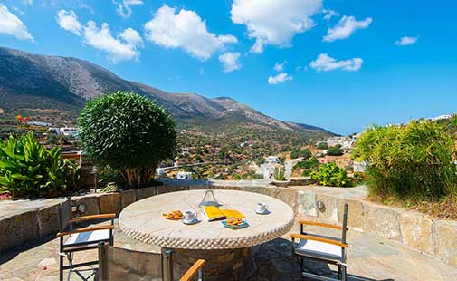 Πέτρινο αλώνι με μικρό καθιστικό