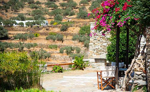 Πετρόχτιστη αυλή με θέα στο ύπαιθρο