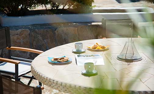 Πέτρινο αλώνι με μικρό καθιστικό