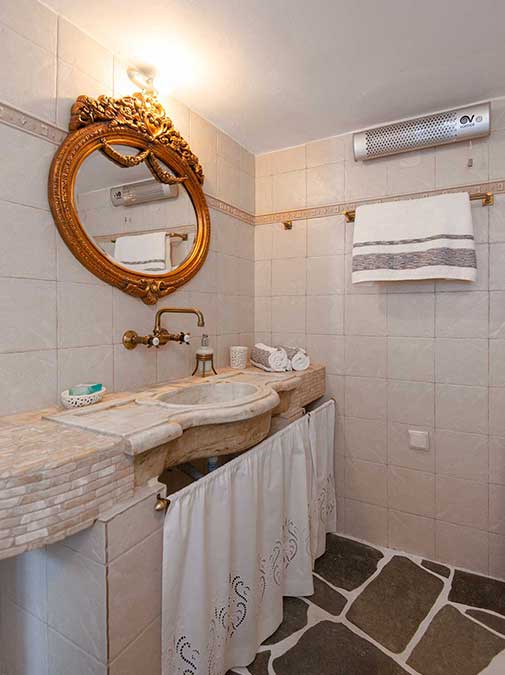 Το μπάνιο της κατοικίας δίπλα στον Ανεμόμυλο