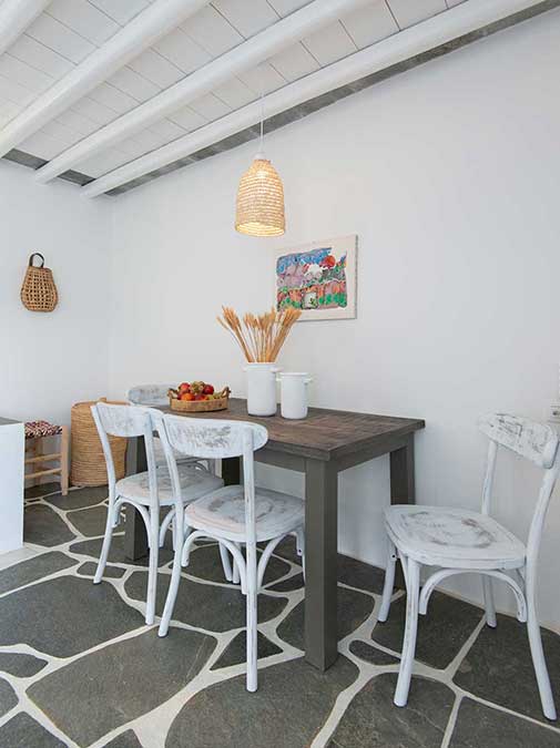 Τραπέζι φαγητού στην κατοικία Περιστερώνας