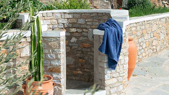 Η εξωτερική ντουζιέρα στην κατοικία Ζέφυρος