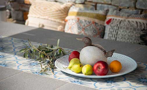 Πέτρινο τραπέζι φαγητού σε βεράντα