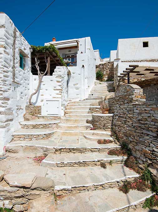 Πρόσβαση με πέτρινα σκαλιά στο Art Houses Sifnos